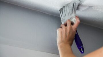 Comment venir à bout des taches d'eau sur un plafond ?