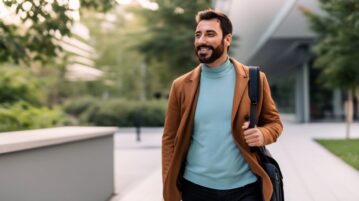 un homme marche pour aller travailler, il est souriant
