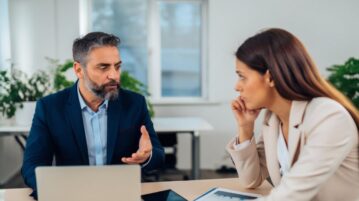 un patron pas content parle à un employé