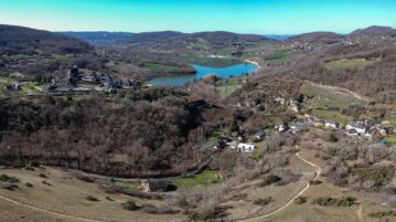 Chasteaux (Corrèze - France) - Vue aérienne du lac du Causse