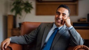 un businessman heureux assis dans un fauteuil, on ne voit pas ses main