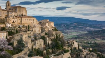 Le charmant village de Gordes : un joyau étincelant au cœur de la Provence