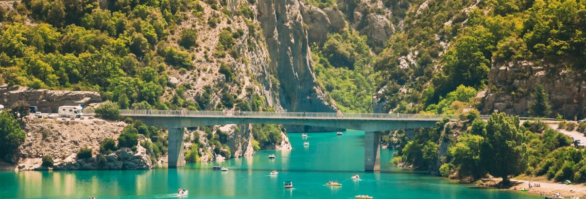 Le lac de Sainte-Croix : le joyau scintillant du Var à explorer sans plus attendre
