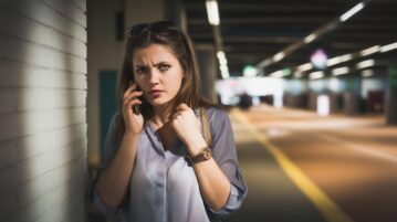 personne méfiante au telephone