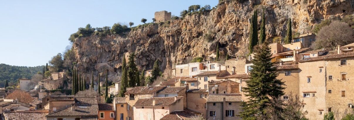 Cotignac : un joyau provençal perché sur sa falaise de tuf à découvrir absolument