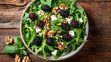La salade de roquette au chèvre frais, mûres et noix : une explosion de saveurs pour ravir vos papilles