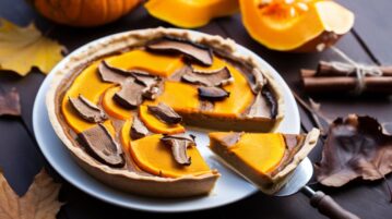 Sublimez les saveurs d'automne avec la tarte au potimarron et aux cèpes sur une pâte à la farine de châtaigne