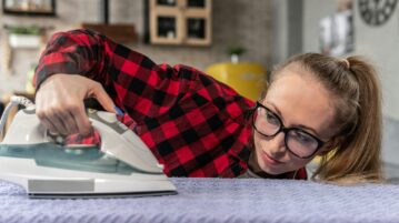 Semelle de fer à repasser encrassée ? Voici les meilleures astuces pour la nettoyer !