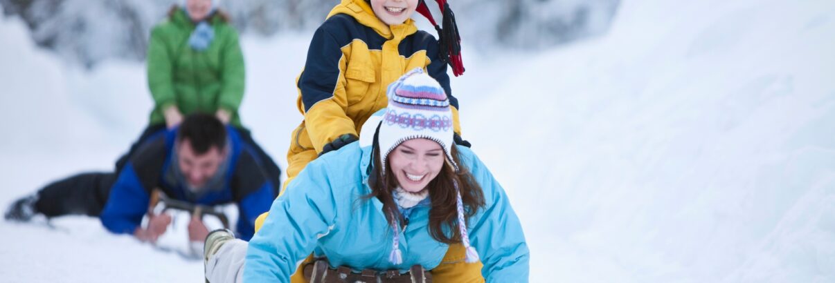Luge de nuit : l'activité familiale incontournable de cet hiver