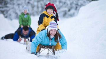 Luge de nuit : l'activité familiale incontournable de cet hiver