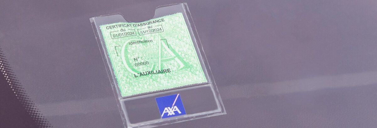 Vignette verte. Certificat d'assurance auto. Disparition des pare-brises au 1er avril 2024 en France.