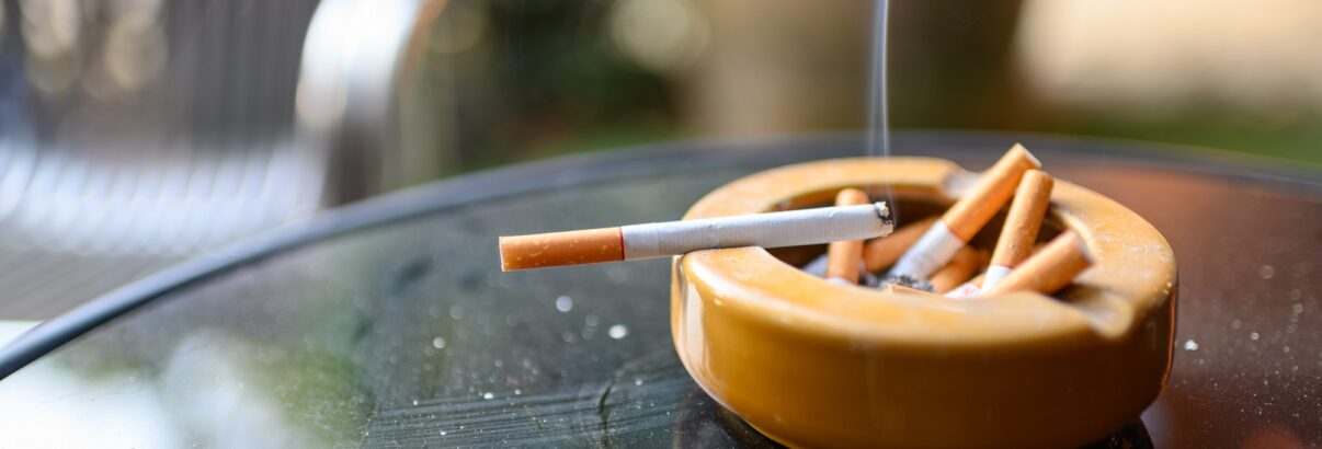 Ces solutions radicales pour se dbarrasser de l'odeur de cigarette vont  vous tonner et elle