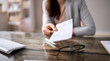 Cette simple astuce avec du scotch protège vos chèques des fraudeurs
