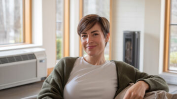climatisation femme sourire salon chauffage