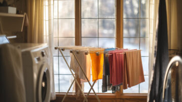 Ce truc simple et efficace vous permettra de sécher votre linge en hiver en un clin d'œil !