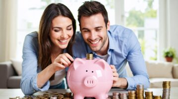 Couple tirelire cochon economie