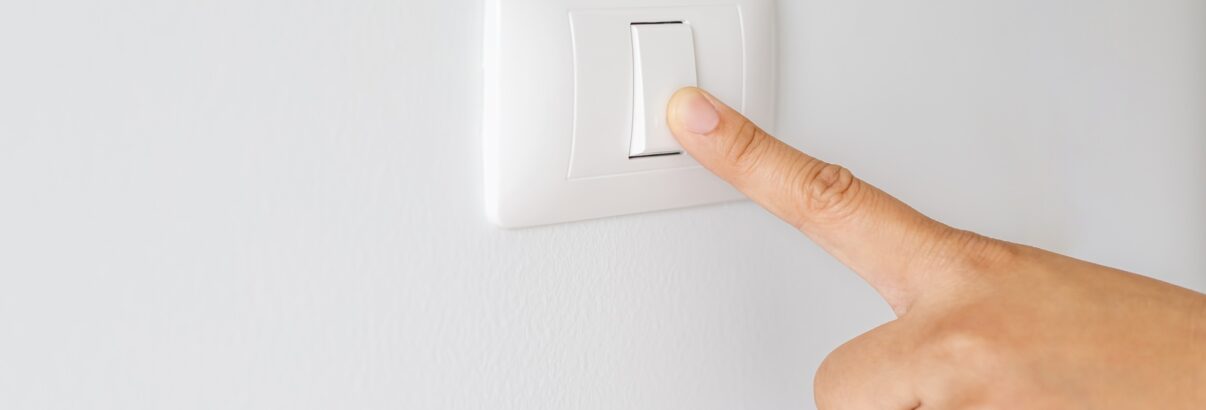 Réduisez votre facture d’électricité dès maintenant avec ces gestes simples à faire avant de partir !