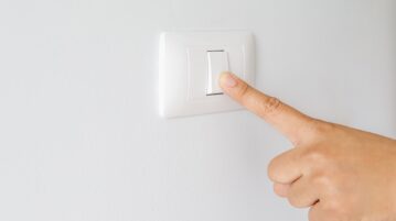 Réduisez votre facture d’électricité dès maintenant avec ces gestes simples à faire avant de partir !