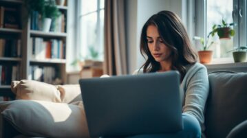 Femme qui lis sur ordinateur
