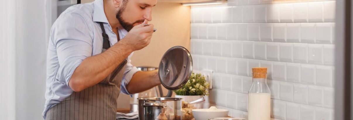 homme en cuisine