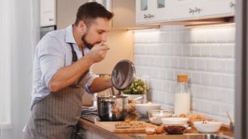 homme en cuisine