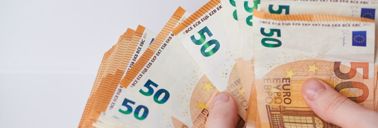 billets de 50 € dans la rue