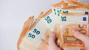 billets de 50 € dans la rue