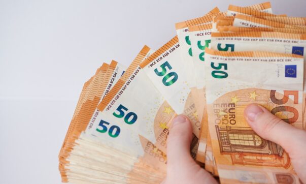 billets de 50 € dans la rue
