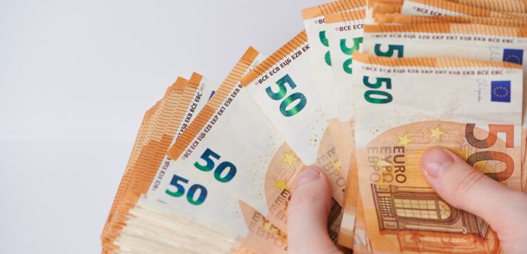 Un sans-abri distribue des billets de 50 € dans la rue : l’histoire folle qui secoue l’Italie