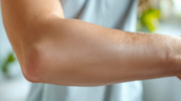 Vaseline sur les coudes secs : 15 minutes suffisent pour un résultat visible, mais attention au visage